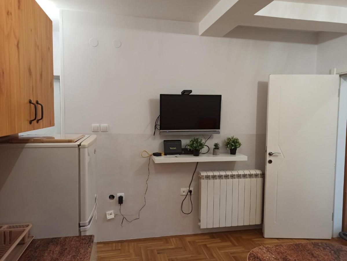 Ema Lux 3 Apartment Novi Sad Bagian luar foto